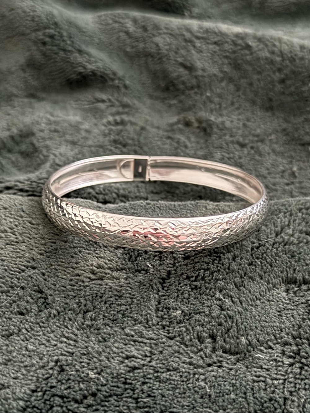NWOT Classic Lightweight Sterling Silver Diamond-Cut Bangle Bracelet 7-7.5